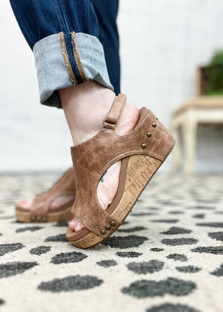 Corkys Carley Wedge – Cognac Distressed